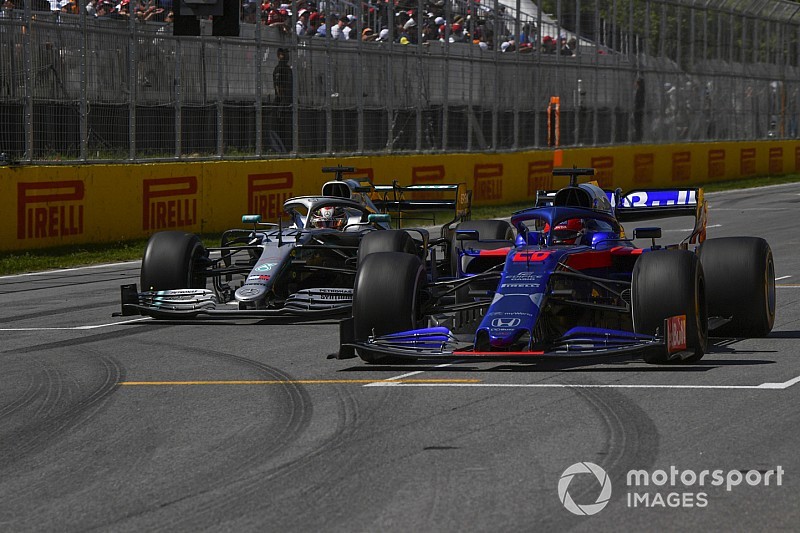 Belső kamerás nézetből is Kvjat szenzációs manővere a McLaren ellen