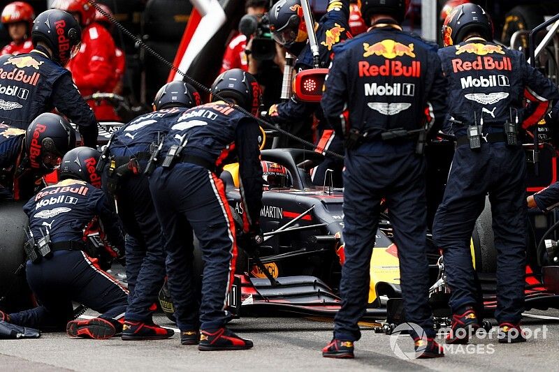 Max Verstappen, Red Bull Racing RB15 au stand