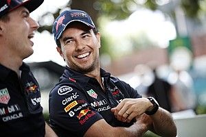 Marko revela por qué Sergio Pérez se acercó a Verstappen