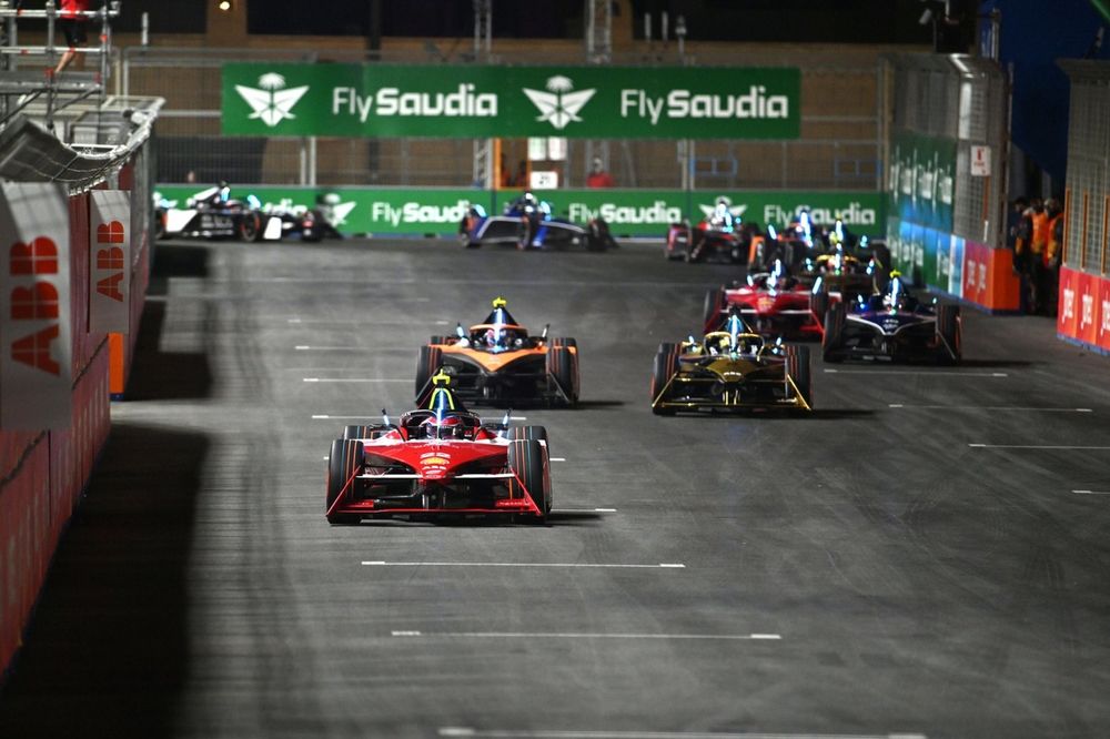 Oliver Rowland, Equipo Nissan de F&oacute;rmula E, Nissan e-4ORCE 04 