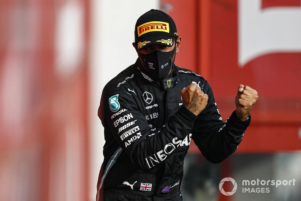 Lewis Hamilton, Mercedes-AMG F1, primo classificato, festeggia sul podio