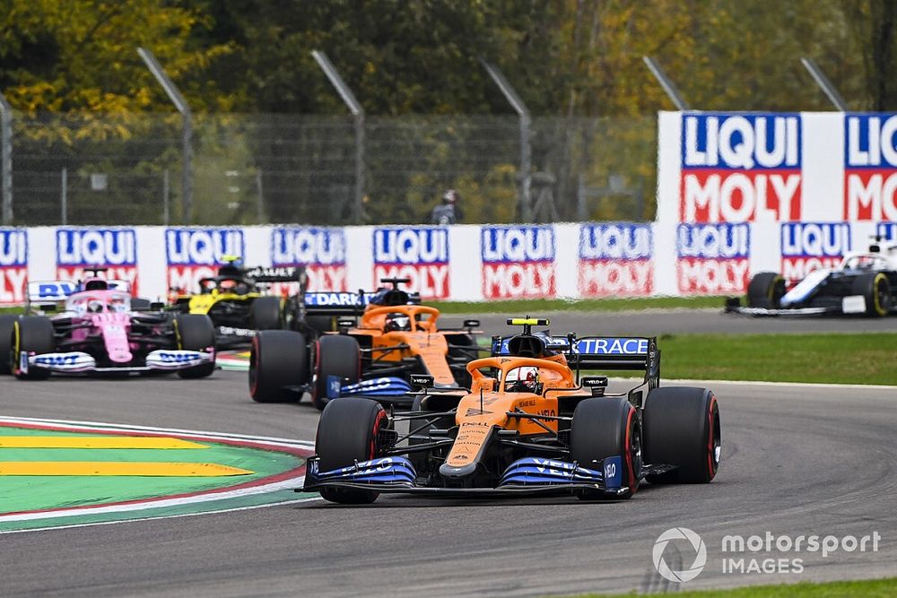 Lando Norris, McLaren MCL35, Carlos Sainz Jr., McLaren MCL35, en Sergio Perez, Racing Point RP20