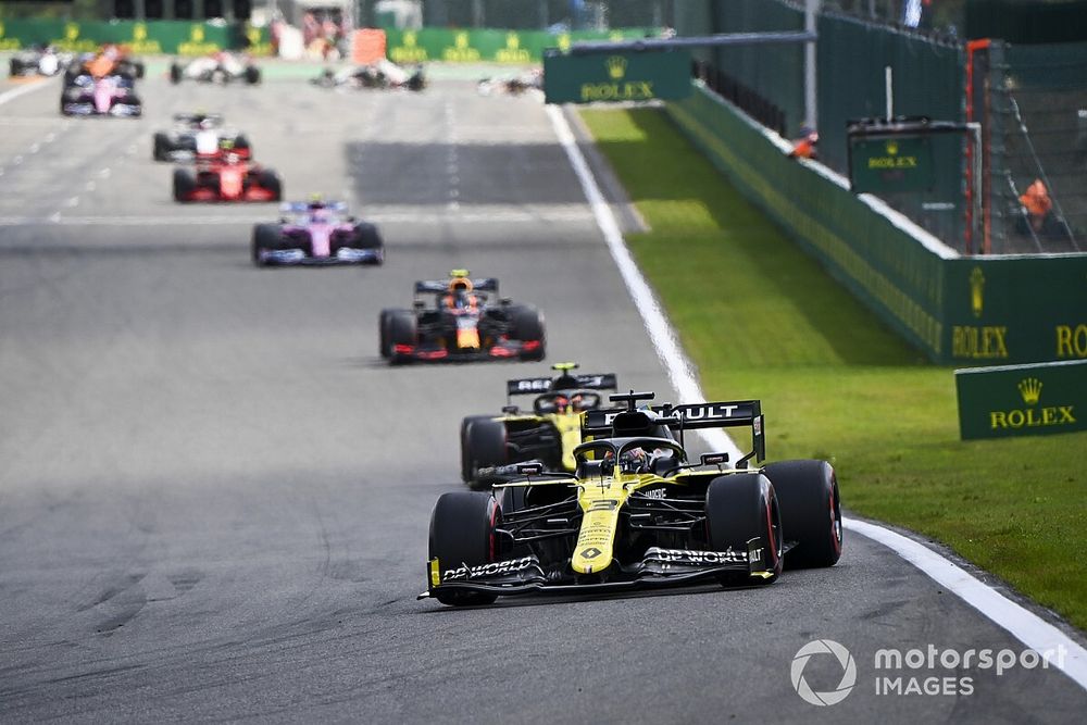 Daniel Ricciardo, Renault F1 Team R.S.20 and Esteban Ocon, Renault F1 Team R.S.20 