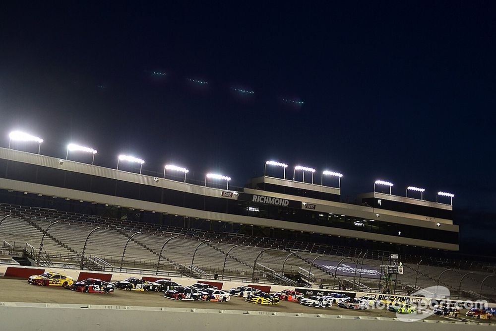 Clint Bowyer: “We can’t run lap-after-lap with no cautions"