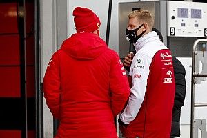 Mick Schumacher: „Sebastian szemmel tart”