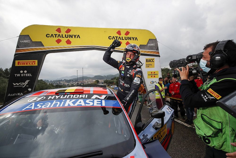 WRC, Neuville: "Ho vinto solo grazie all'aiuto dei commissari"