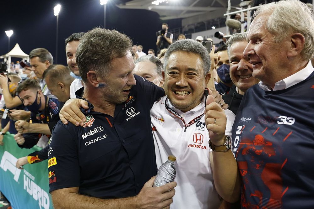 Christian Horner, Team Principal, Red Bull Racing, Masashi Yamamoto, General Manager, Honda Motorsport, Helmut Marko, consulente, Red Bull Racing, celebrano