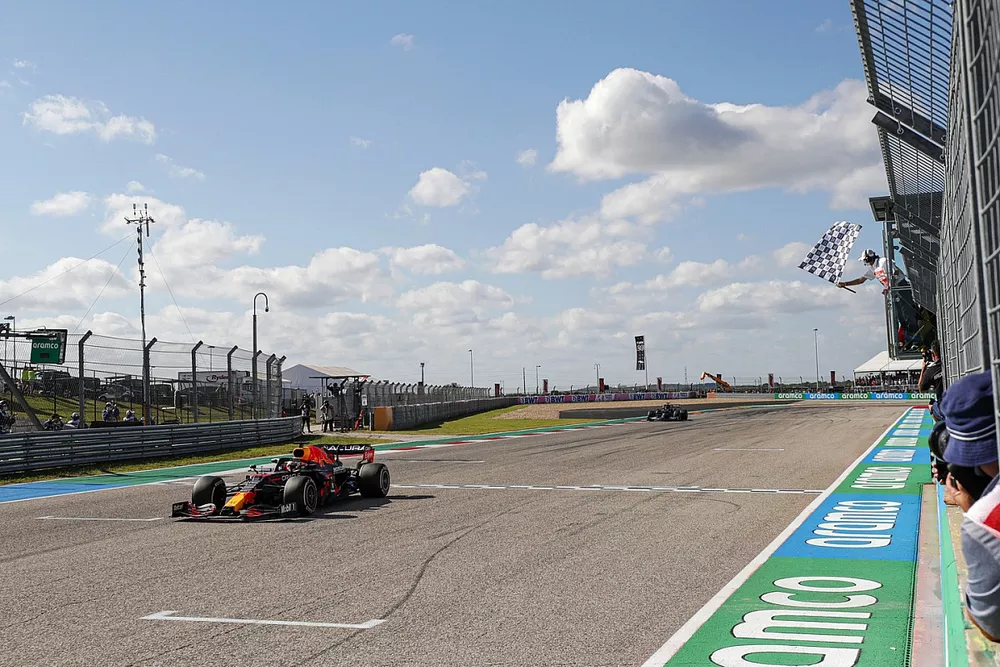 Max Verstappen, Red Bull Racing RB16B, 1° posizione, prende la bandiera a scacchi