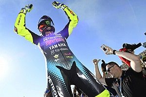 Fotos: el inolvidable homenaje de despedida de los pilotos a Valentino Rossi