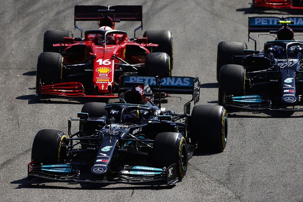 Lewis Hamilton, Mercedes W12, Valtteri Bottas, Mercedes W12, Charles Leclerc, Ferrari SF21, et Carlos Sainz Jr., Ferrari SF21