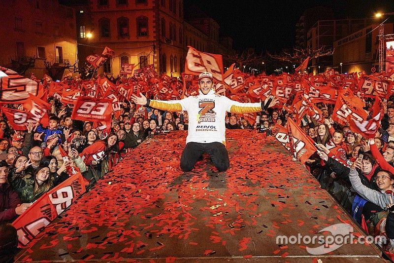 Juara dunia 2018, Marc Marquez, merayakan gelar di Cervera