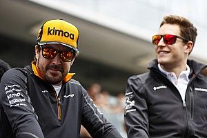 Alonso mérhetetlenül nagy csapást mért a csapattársára, ami új világrekord az F1-ben: 21-0