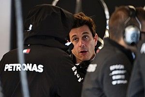 Mercedes пока не начала переговоры с Хэмилтоном о контракте