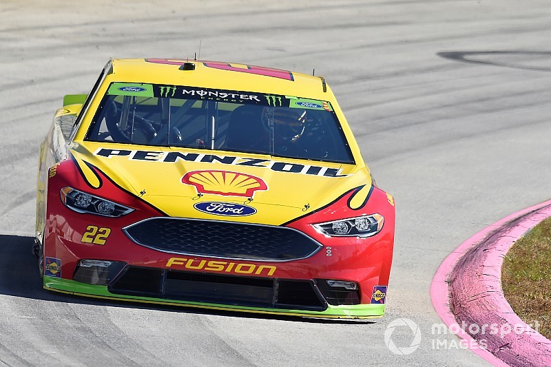 Joey Logano supera a Truex y triunfa en Martinsville