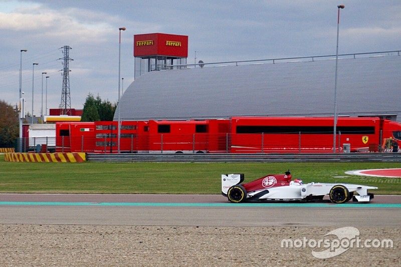 La piloto colombiana de carreras Tatiana Calderón en la prueba con el Sauber F1 C32