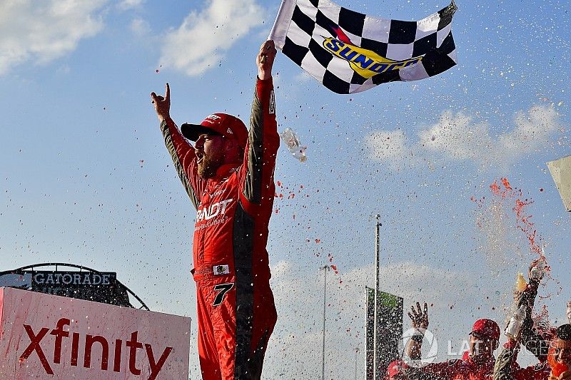 Ganador de la carrera Justin Allgaier, JR Motorsports Chevrolet