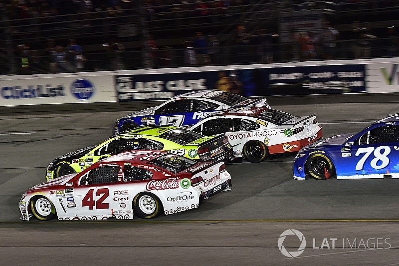 Kyle Larson gana en Richmond con final caótico; Suárez termina en quinto