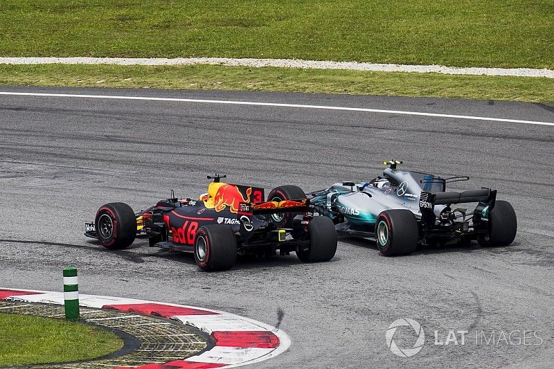 Daniel Ricciardo, Red Bull Racing RB13, passeert Valtteri Bottas, Mercedes AMG F1 W08