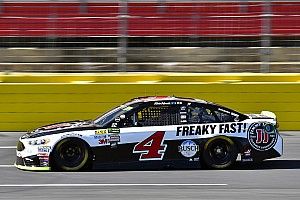 Kevin Harvick gana la Etapa 1 en Charlotte tras superar a Elliott