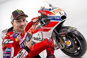 Jorge Lorenzo nagyot bukhat a Ducatival