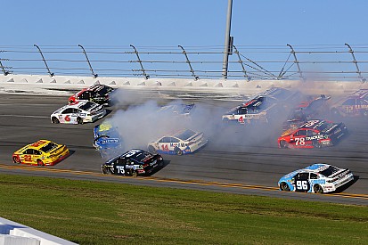 VIDEO: Big one en la tercera etapa de Daytona 500