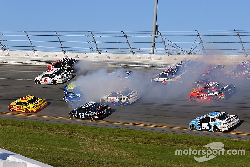 VIDEO: Big one en la tercera etapa de Daytona 500