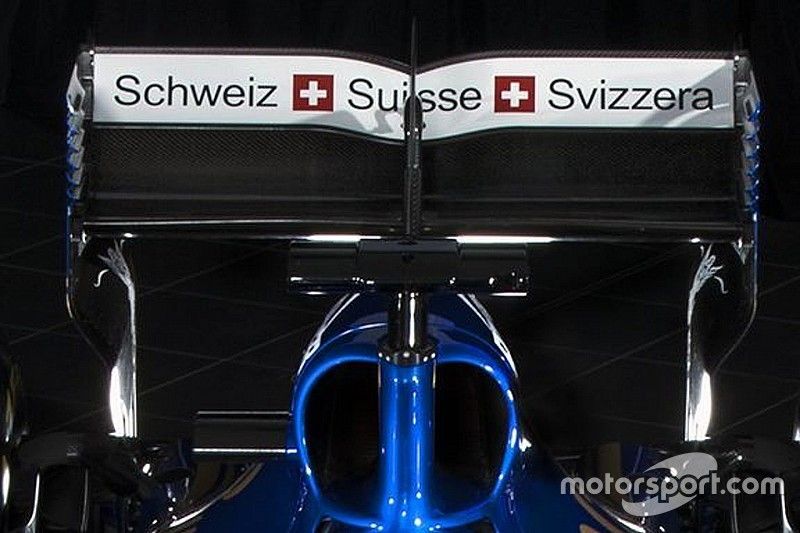 "Schweiz Suisse Svizzera" sulla Sauber C36-Ferrari, alettone