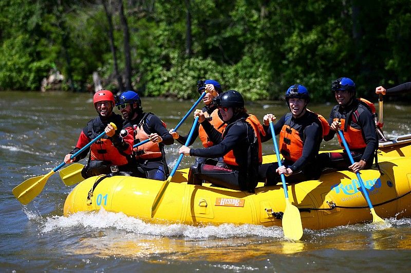 Vídeo: Los Red Bull y Toro Rosso disfrutaron haciendo rafting