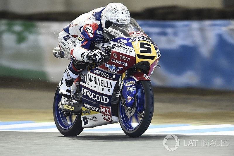 Fenati gana bajo la lluvia y retrasa el título de Mir
