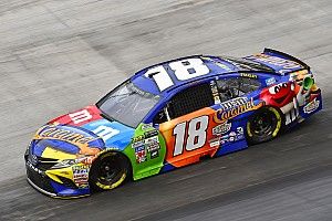 Kyle Busch regola Erik Jones e trionfa a Bristol