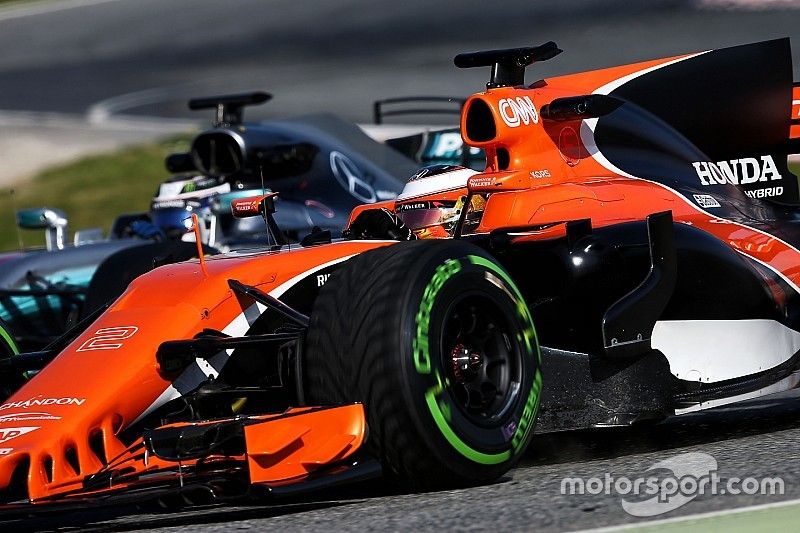 Stoffel Vandoorne, McLaren MCL32 y Valtteri Bottas, Mercedes AMG F1 W08