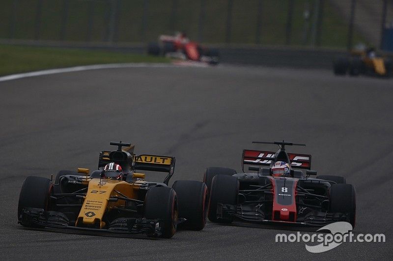 Nico Hulkenberg, Renault Sport F1 Team RS17, leads Romain Grosjean, Haas F1 Team VF-17