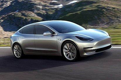 Elon Musk: "We moeten productie Tesla Model 3 waarschijnlijk uitstellen"