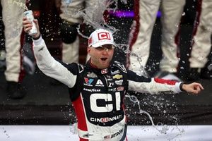 NASCAR Cup: Byron faz grande prova, vence em Martinsville e se garante na final; Larson também se classifica