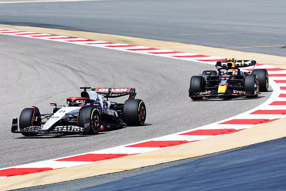 Nyck de Vries, AlphaTauri AT04, Sergio Perez, Red Bull Racing RB19