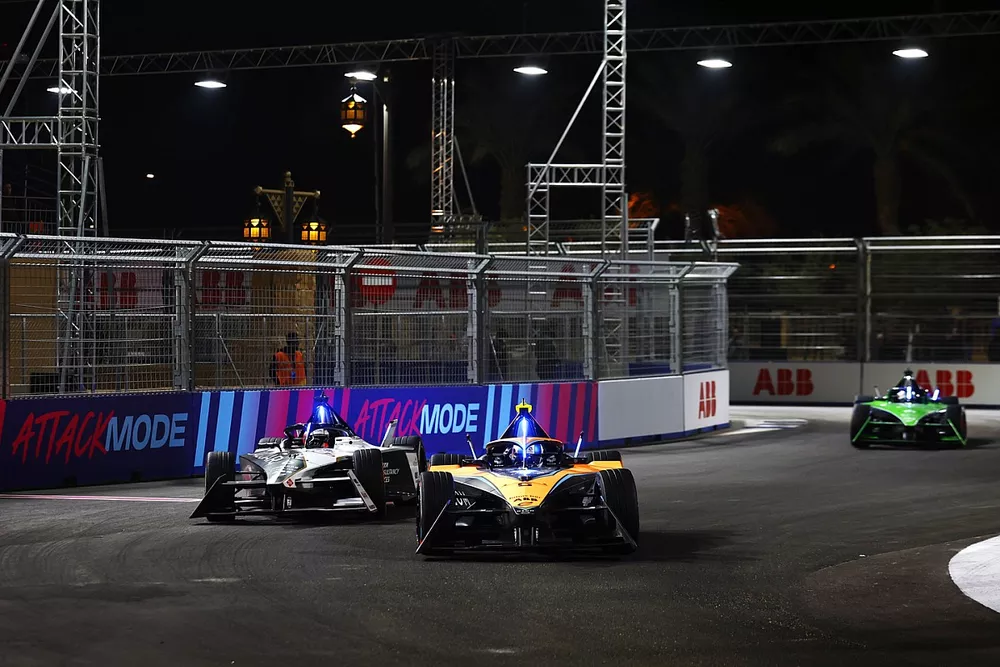 Jake Hughes, McLaren, e-4ORCE 04, Mitch Evans, Jaguar Racing , Jaguar I-TYPE 6, Sebastien Buemi, Envision Racing, Jaguar I-TYPE 6
