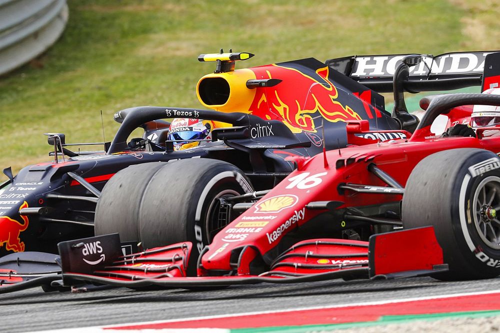 Sergio Perez, Red Bull Racing RB16B, in gevecht met Charles Leclerc, Ferrari SF21