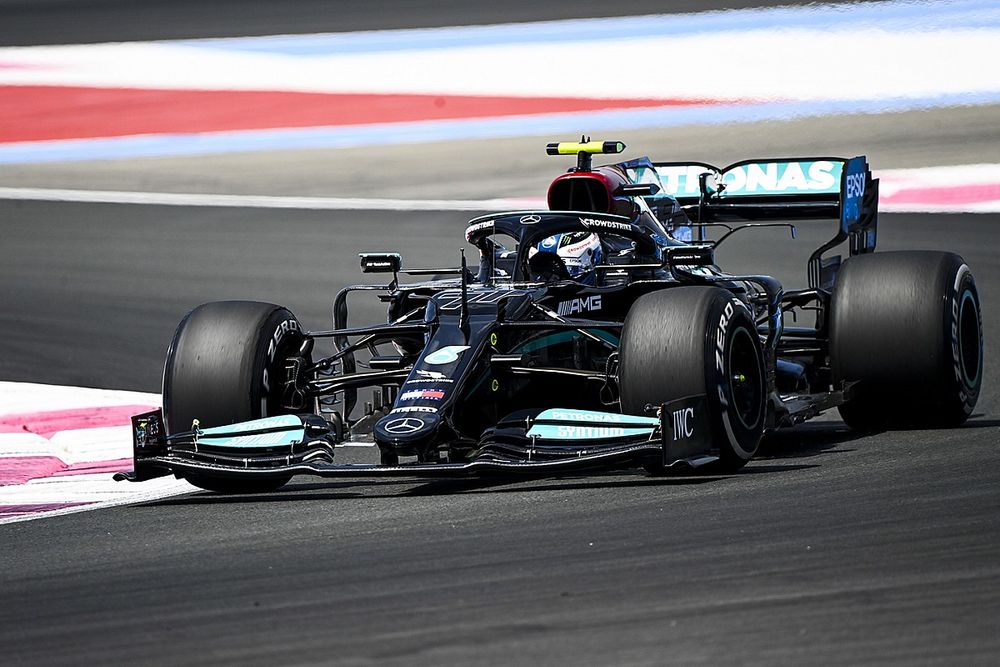 Mercedes опередила Red Bull на первой тренировке во Франции