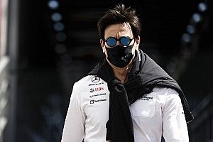Почему Mercedes выбрал проигрышную тактику? Ответ Вольфа