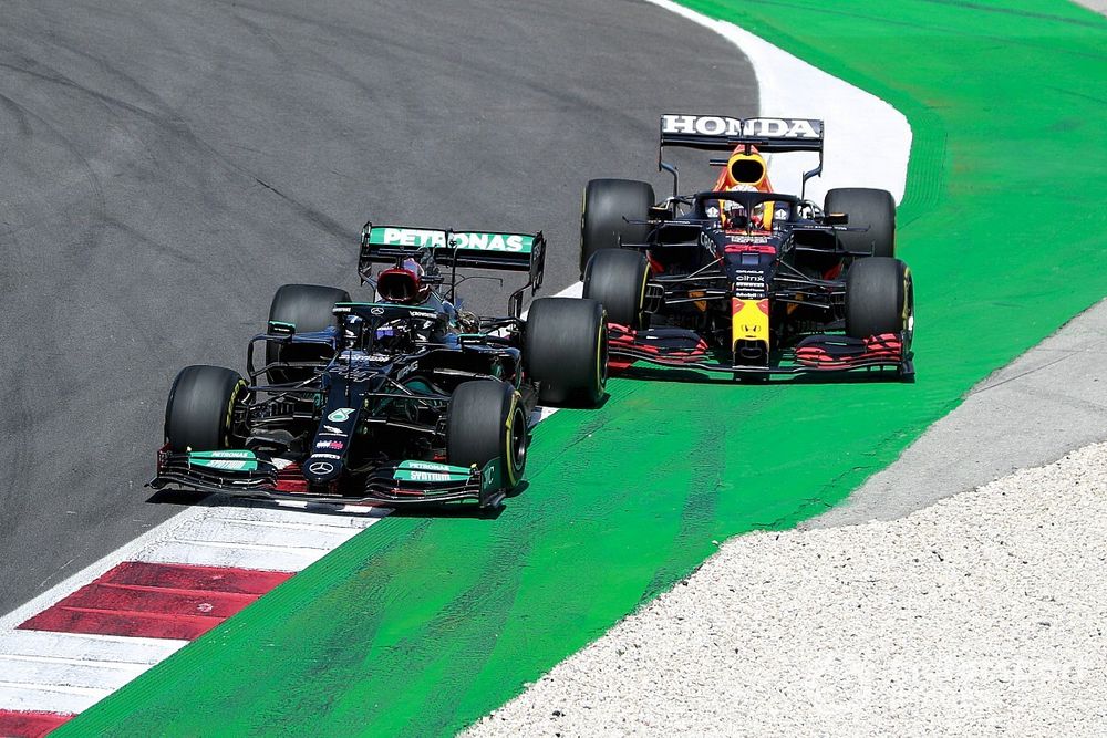 Lewis Hamilton, Mercedes W12, in gevecht met Max Verstappen, Red Bull Racing RB16B