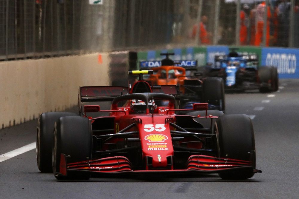 Carlos Sainz Jr., Ferrari SF21, Daniel Ricciardo, McLaren MCL35M