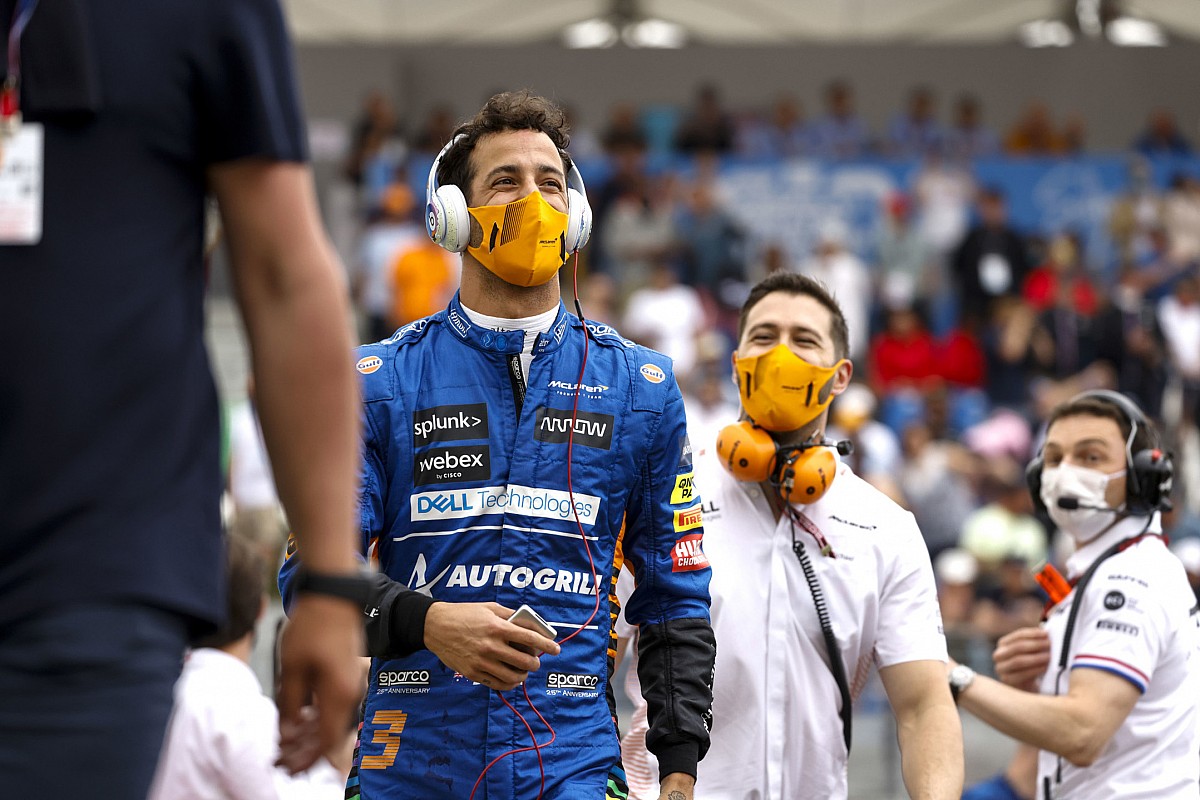 Peringati Kolaborasi 25 Tahun, Sparco Beri Race Suit Ringan untuk McLaren