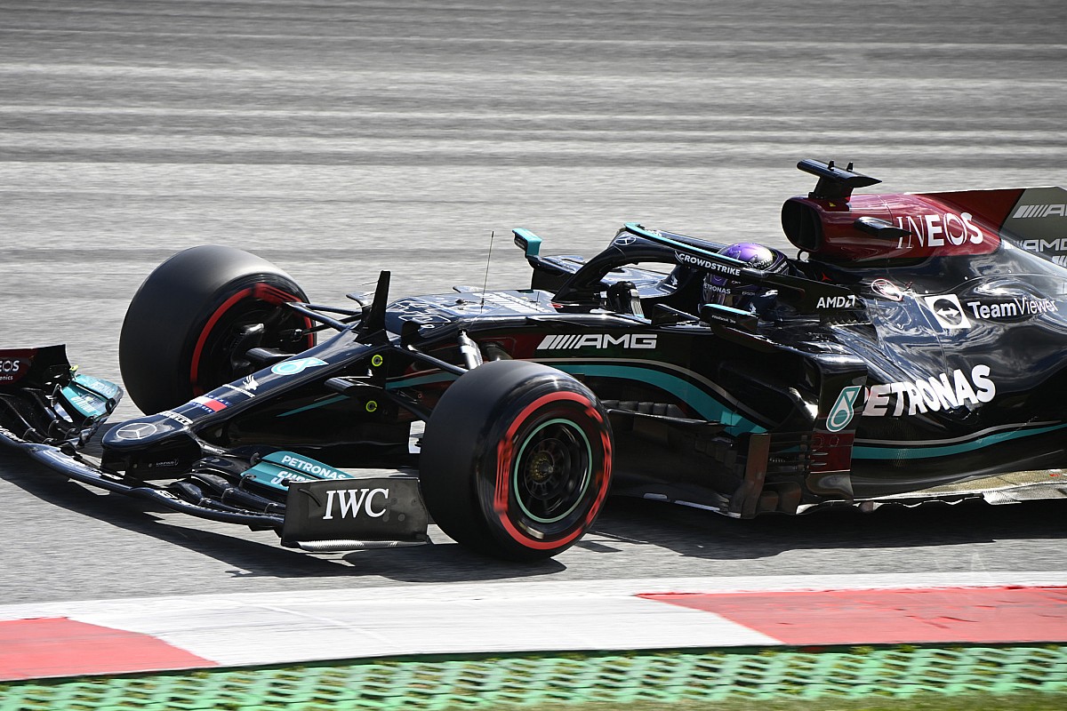 Hamilton: "Yağmur yağmazsa Verstappen en iyi araçla rahat şekilde kazanacak"