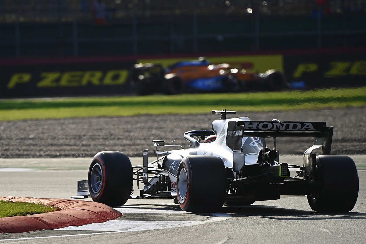 Brundle, pilotların sprint yarışlarında risk alacağını düşünüyor