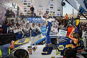 Chase Elliott obtiene su primera victoria en óvalo de forma dramática