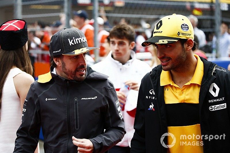 Fernando Alonso, McLaren, talks to Carlos Sainz Jr., Renault Sport F1 Team