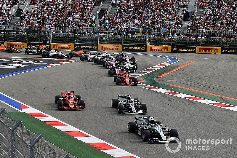 Valtteri Bottas, Mercedes AMG F1 W09 lidera a Lewis Hamilton, Mercedes AMG F1 W09 y Sebastian Vettel, Ferrari SF71H