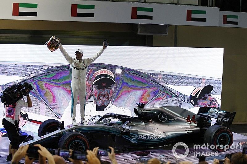 Abu Dhabi GP: Hamilton 2018'i galibiyetle kapattı!