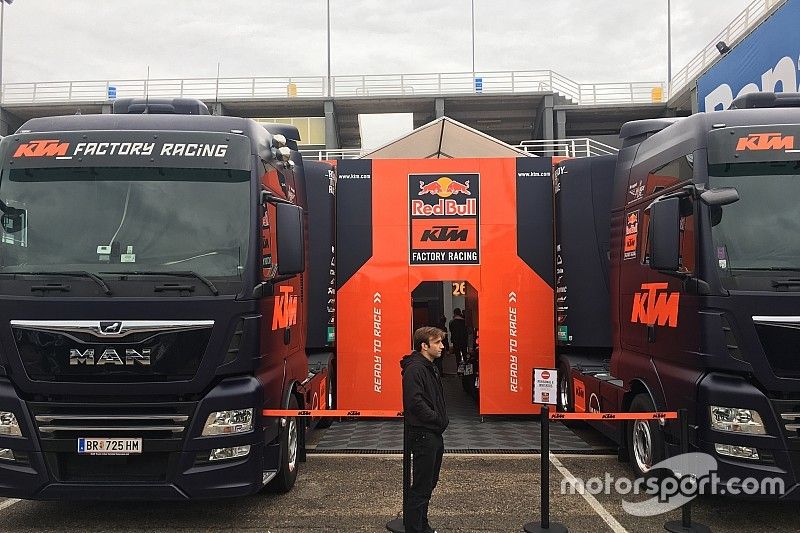 Johann Zarco attend d'entrer dans le box KTM