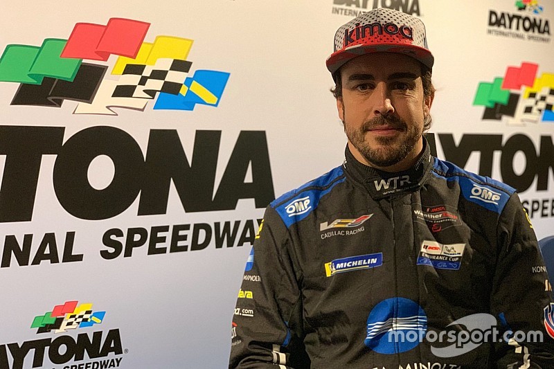 Alonso letérdelt csapattársa előtt Daytonában (videó)